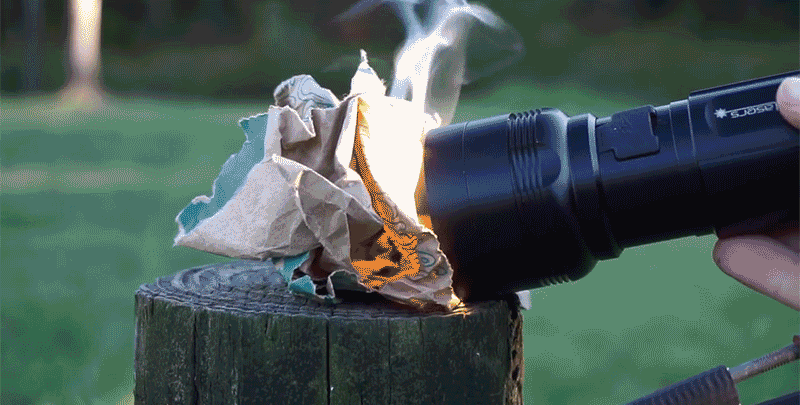 Đèn pin châm được lửa và nấu chín thức ăn 