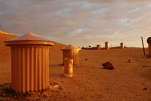 Những ống khói và trụ thông gió của những ngôi nhà trong lòng đất nhô lên.  Những ống khói và trụ thông gió của những ngôi nhà trong lòng đất nhô lên.