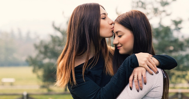 Chị ấy lo lắng khi bạn lớn lên và bắt đầu hẹn hò Chị ấy lo lắng khi bạn lớn lên và bắt đầu hẹn hò