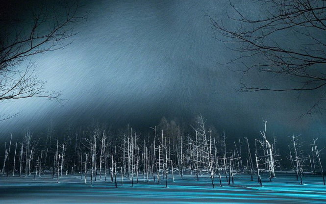 Màu sắc xanh của hồ đậm hơn trong ngày bão tuyết