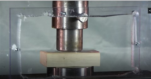 Xem quyển sách dày cộp "nổ tung" dưới sức ép của máy nén thủy lực