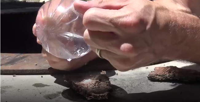 Tạo lửa từ túi ni lông đựng nước  Tạo lửa từ túi ni lông đựng nước