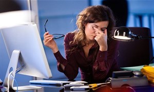 Cách ngăn ngừa tình trạng nhức mỏi mắt khi làm việc trước máy tính