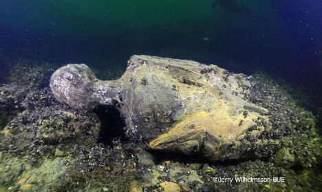 Các chai bí ẩn trên con tầu 