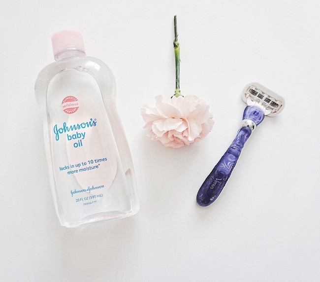 Dầu tắm của em bé thay cho bọt cạo râu.