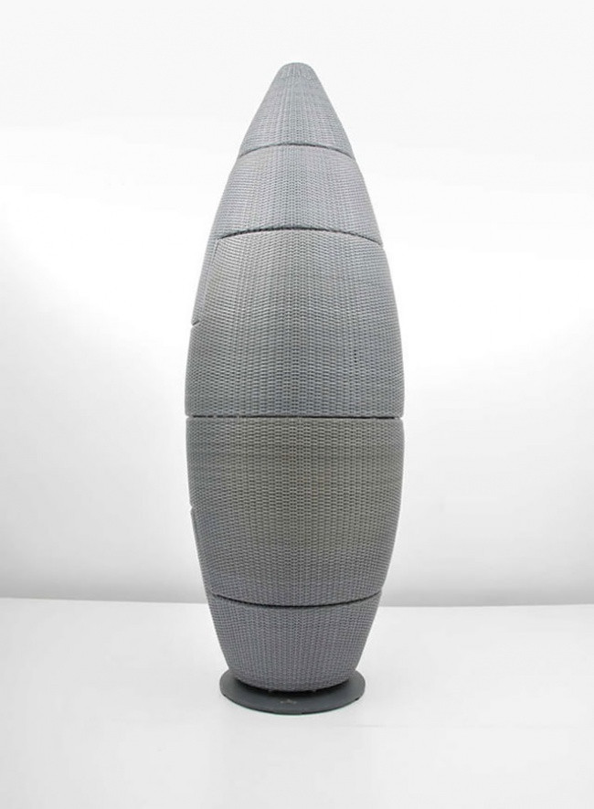 Bàn và ghế được xếp chồng lên nhau