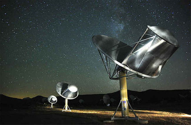 Viện SETI sử dụng mảng kính thiên văn Alien Telescope Array ở California để xác nhận một tín hiệu vô tuyến hấp dẫn đến từ ngôi sao HD 164.595, nằm cách Trái đất khoảng 94 năm ánh sáng.