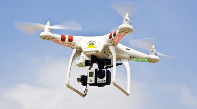 UAV (drone) là gì, người ta điều khiển nó ra sao và có thể dùng cho những  mục đích nào?