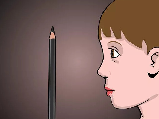 Tập trung chú ý vào điểm mà bạn đã đánh dấu trên bút chì