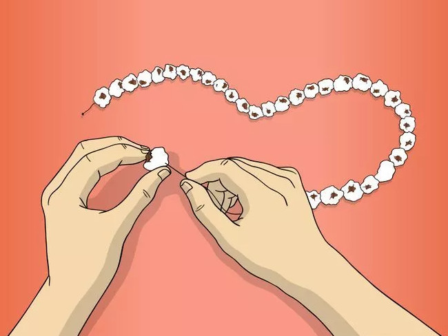 Tạo chuỗi hạt từ bỏng ngô cho cây thông Nô-en