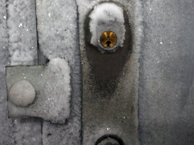 Hạt giống được lưu trữ trong hầm ngầm với nhiệt độ -18 độ C, đủ lạnh để giữ cho chúng không bị hư hỏng, thậm chí sau hàng ngàn năm đối với một số loại nhất định.