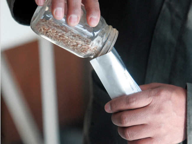 Hạt giống trong hầm được bảo quản trong giấy bạc và lọ kín để tránh những nhân tố bên ngoài tác động làm ảnh hưởng đến hạt.