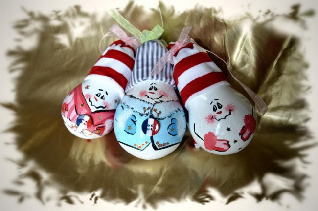 Đồ trang trí cây thông Noel làm từ bóng đèn