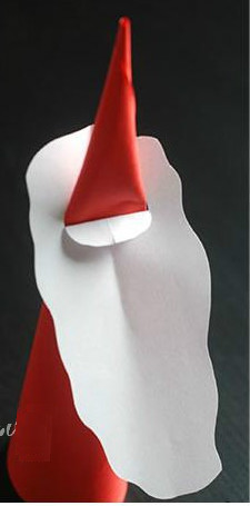 Cắt một hình tròn nhỏ bằng giấy màu đỏ làm mũi và một đám mây nhỏ màu trắng để làm bộ ria mép cho ông già Noel.