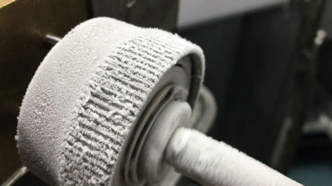 Số lượng lớn thủy tinh kim loại được hình thành bơi nóng chảy và sau ccos nhanh chóng làm mát kim loại, không quá giòn khi thời tiết cực lạnh