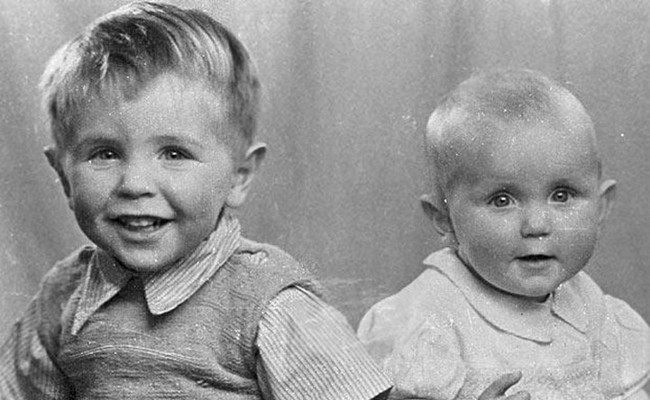 Stephen Hawking (trái) cùng em gái Mary.