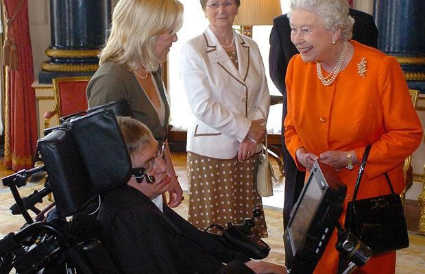 Giáo sư Hawking diện kiến Nữ hoàng Anh trong phòng hòa nhạc ở Cung điện Buckingham, ngày 18/5/2006.