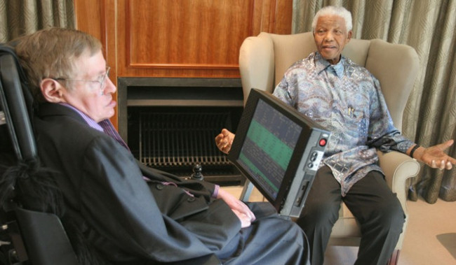 Nhà lãnh tụ của phong trào đấu tranh chống phân biệt chủng tộc Nam Phi Nelson Mandela gặp Hawking ở Johannesburg tháng 5/2008.