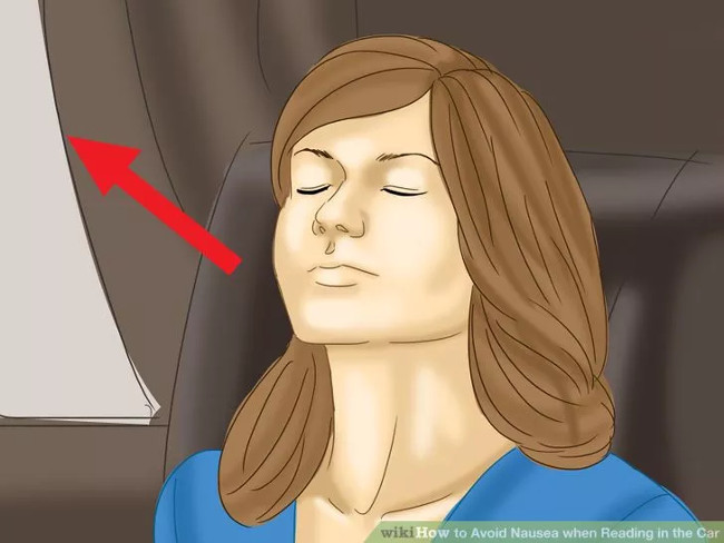 Nhìn ngước lên vài giây sau một lúc đọc sách