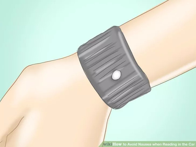 Đeo vòng tay bấm huyệt