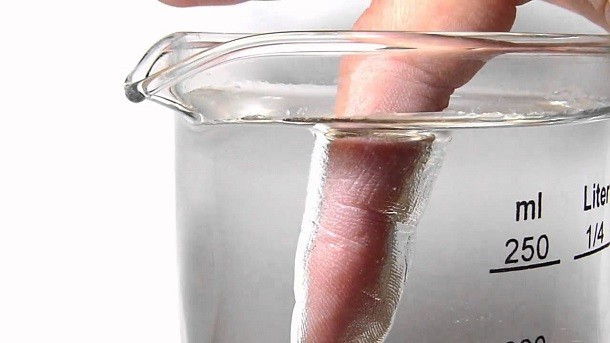 Đầu ngón tay bị nhăn khi ngâm nước