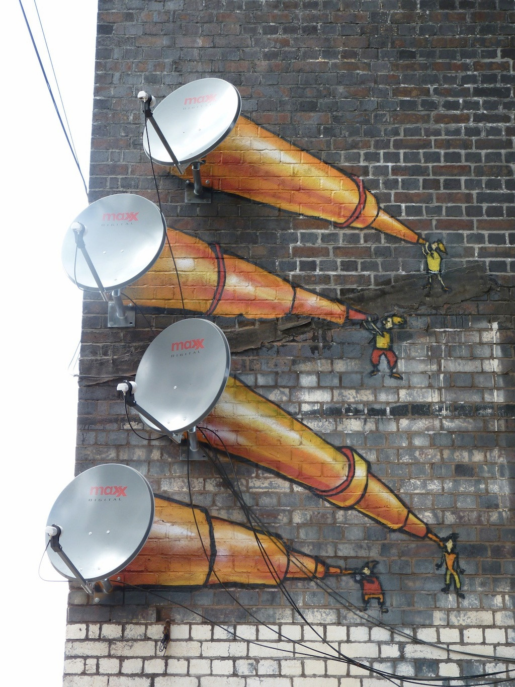 Những chiếc chảo thu tín hiệu vệ tinh biến thành những chiếc kính viễn vọng ở Birmingham, Anh