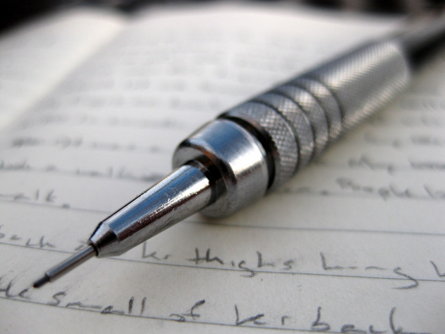 Tại sao nên ghi chép bằng tay thay vì gõ bàn phím máy tính?