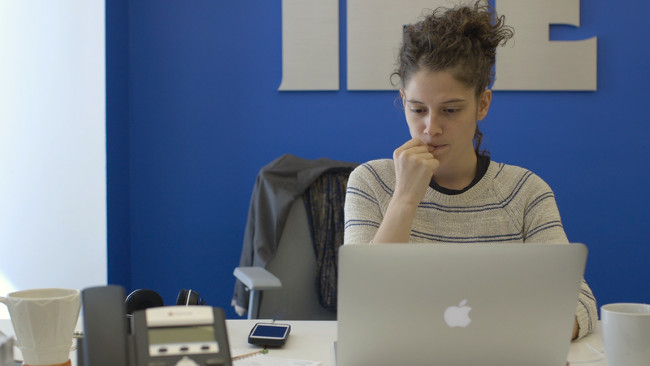 Cắn móng tay ở nơi làm việc