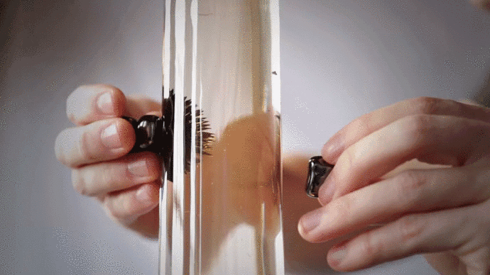 Dùng thỏi nam châm để tạo từ trường, bạn có thể dễ dàng làm cho chất lỏng đặc biệt này co giãn