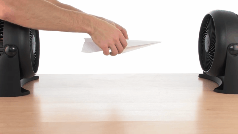 Chiếc máy bay bằng giấy bay lơ lửng giữa hai chiếc quạt cho thấy "khoa học"