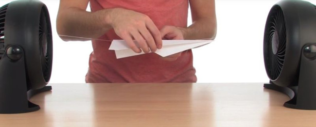 Chiếc máy bay bằng giấy bay lơ lửng giữa hai chiếc quạt cho thấy "khoa học"