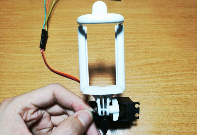 Các bạn dán một cái kẹp giữ điện thoại lên Servo, kẹp này có thể lấy ở gậy tự sướng Các bạn dán một cái kẹp giữ điện thoại lên Servo, kẹp này có thể lấy ở gậy tự sướng