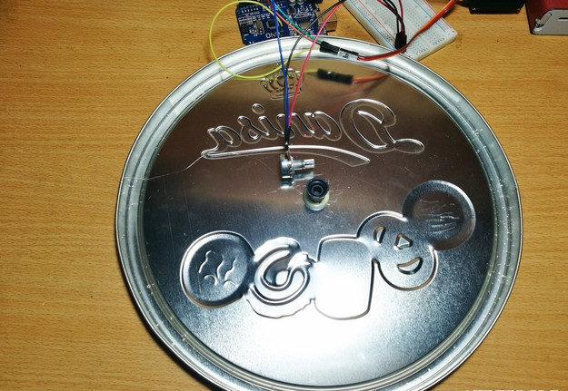 Và dán biến trở lên một nắp hộp bánh để làm vô lăng  Và dán biến trở lên một nắp hộp bánh để làm vô lăng