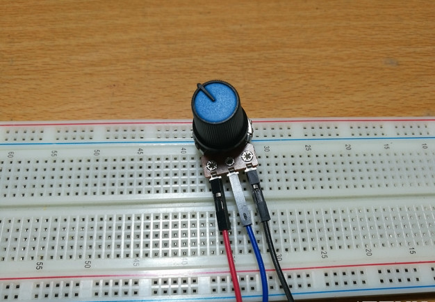 Các bạn cắm dây vào ba chân của biến trở Các bạn cắm dây vào ba chân của biến trở