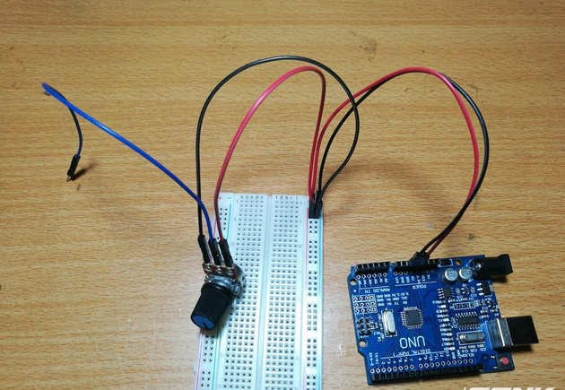 Các bạn cắm hai dây ngoài của biến trở vào broad test mạch Các bạn cắm hai dây ngoài của biến trở vào broad test mạch