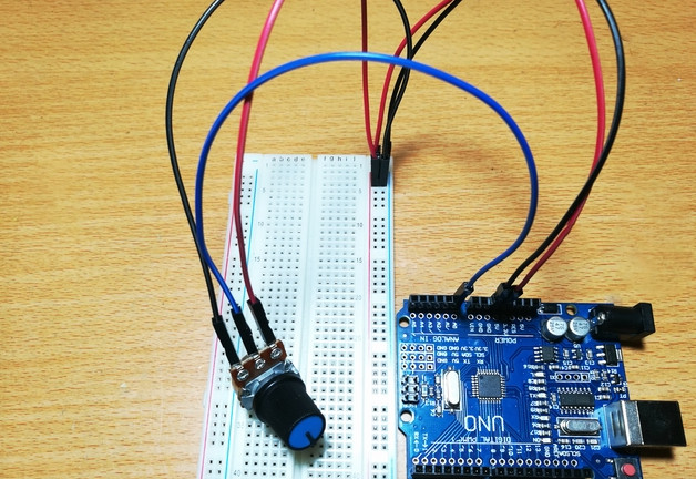 Sau đó cắm dây giữa của biến trở vào chân A0 trên Arduino Sau đó cắm dây giữa của biến trở vào chân A0 trên Arduino