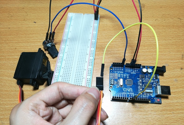 Các bạn thấy Servo của chúng ta có 3 dây, dây màu vàng sẽ là dây tín hiệu. Màu đỏ là dây 5V còn màu cam là dây GND Các bạn thấy Servo của chúng ta có 3 dây, dây màu vàng sẽ là dây tín hiệu. Màu đỏ là dây 5V còn màu cam là dây GND