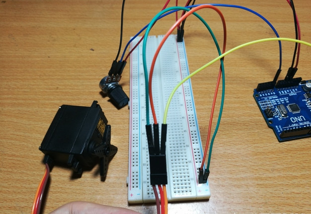 Các bạn nối dây vào vàng vào chân số 9 trên Arduino Các bạn nối dây vào vàng vào chân số 9 trên Arduino