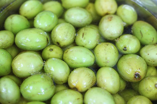 Ngâm táo trong nước vôi trong Ngâm táo trong nước vôi trong