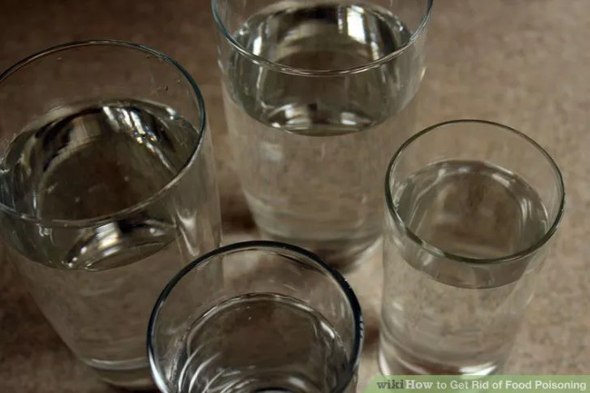Trước hết cần việc phải thực hiện trong bất kỳ trường hợp ngộ độc thực phẩm nào là tăng lượng chất lỏng trong cơ thể