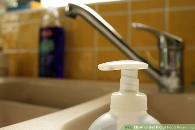 Rửa tay, chén đĩa và bề mặt bếp sạch sẽ