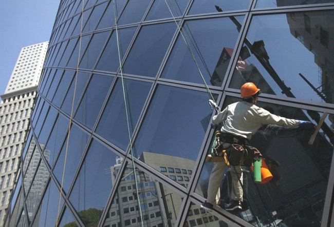 Nhân viên lau kính cho một tòa nhà chọc trời