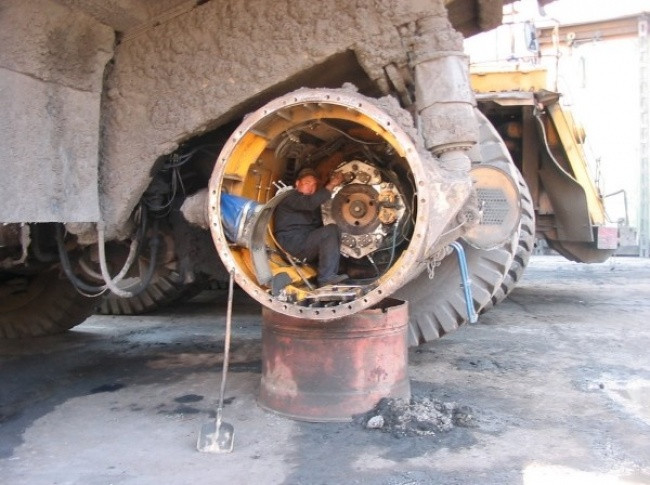 Chiếc máy xúc khổng lồ cần sửa chữa