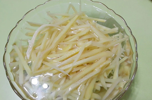 Ngâm gừng để giảm bớt độ cay 