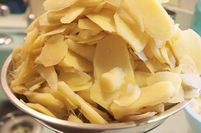 Vớt gừng để ráo nước 