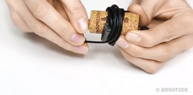 Để tai nghe không bị rối tung lên trong túi, hãy dùng nút chai quấn lại