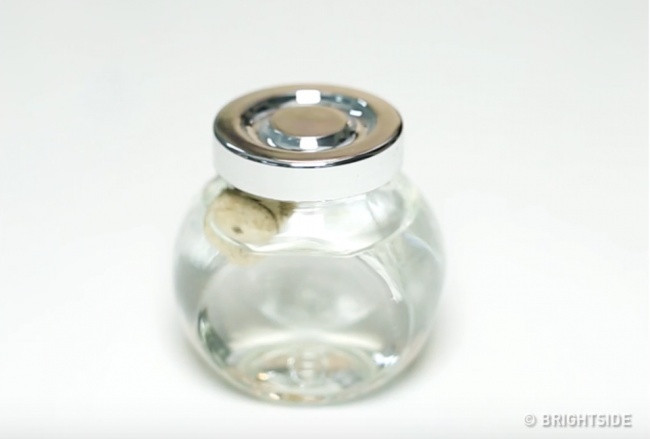 Cho một nút chai rượu vang vào cồn và để nó qua đêm