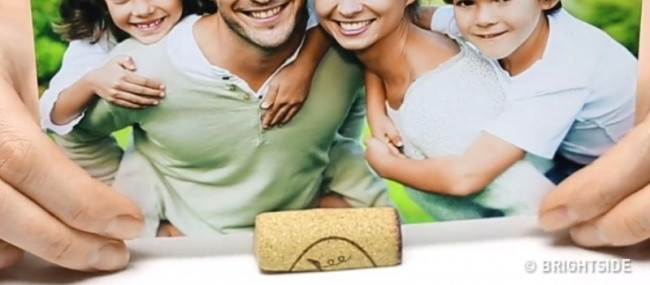 Dùng dao cắt nút chai cho bằng phẳng, sau đó khứa một rãnh vào giữa