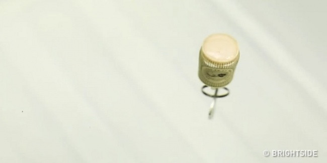 Khi chìa khóa rơi xuống nước nhưng nút chai sẽ khiến chúng nổi trên bề mặt nước