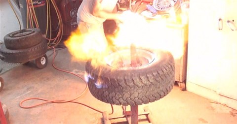 Kỳ lạ: Bơm căng lốp ô tô bằng lửa